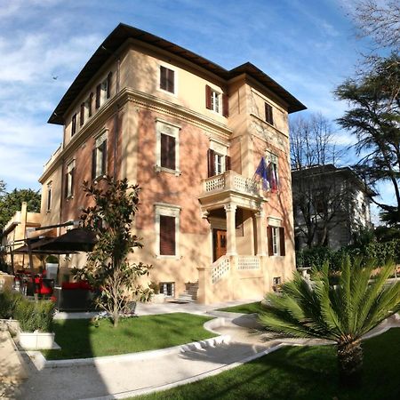 Unahotels Villa Dei Platani Foligno Exterior photo
