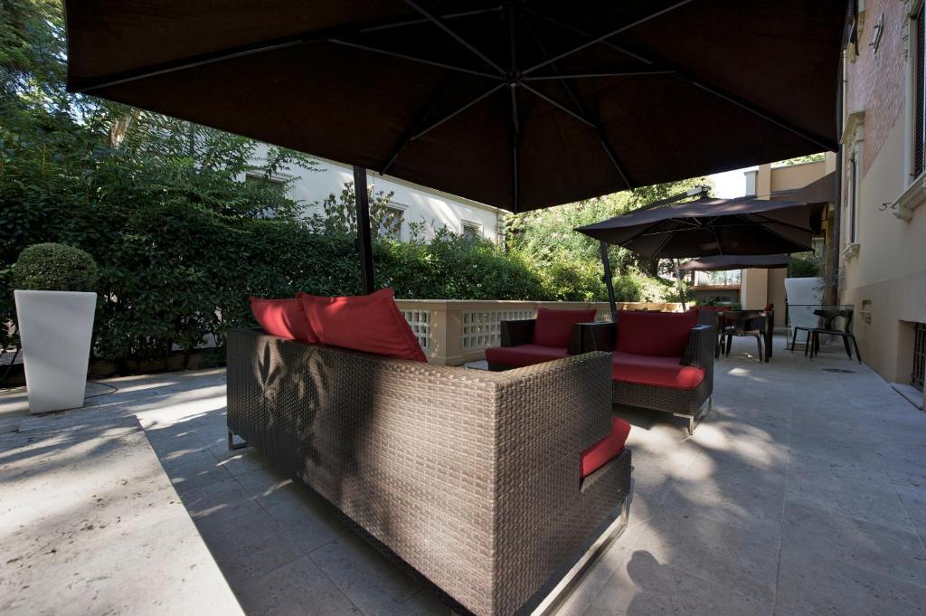 Unahotels Villa Dei Platani Foligno Exterior photo