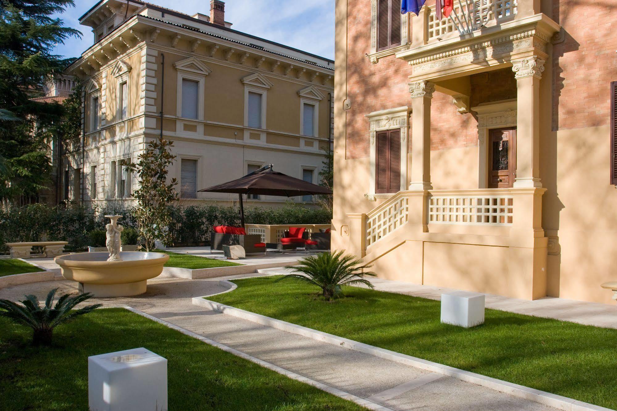 Unahotels Villa Dei Platani Foligno Exterior photo